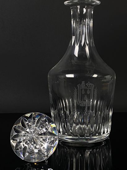 null BACCARAT.

Carafe à whisky en cristal, ornée d'armoiries.

H_ 27 cm