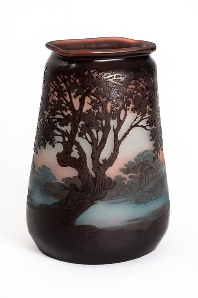 null Etablissements Emile GALLE.

Paysage vosgien.

Vase en verre multicouche dégagé...