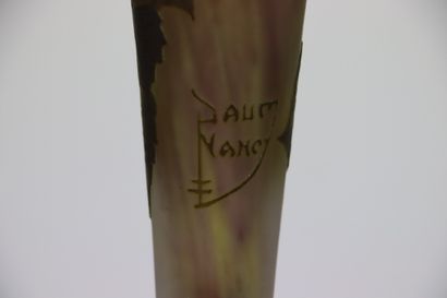 null DAUM Nancy.

Vase en verre multicouches à décor de feuilles de noisetier.

H_50,3...