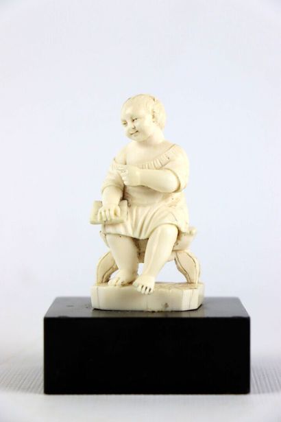 null Enfant assis, à la lecture.

Statuette en ivoire sculpté.

Dieppe, XIXème siècle.

Reposant...