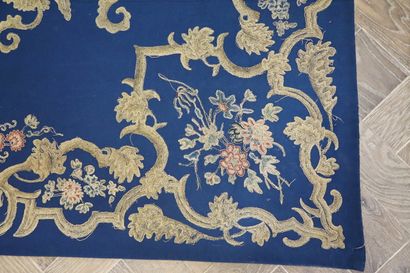 null Important tissu brodé, à décor d'entrelacs et de fleurs, sur fond bleu.

XIXème...