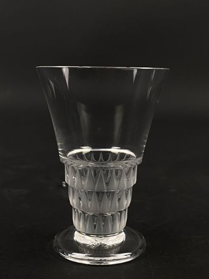 null LALIQUE France, modèle Bourgueil.

Suite de dix verres à liqueur.

H_ 7.5 cm

egrenures...