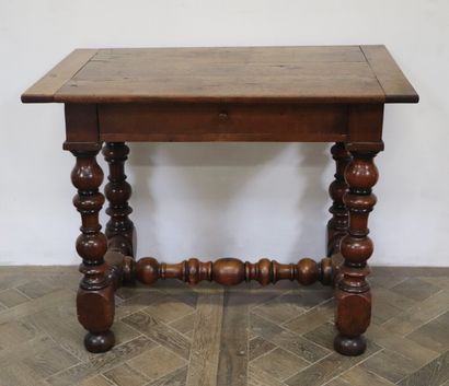 null Table en bois mouluré et sculpté, à piètement entretoisé.

Epoque Louis XIII.

H_73...