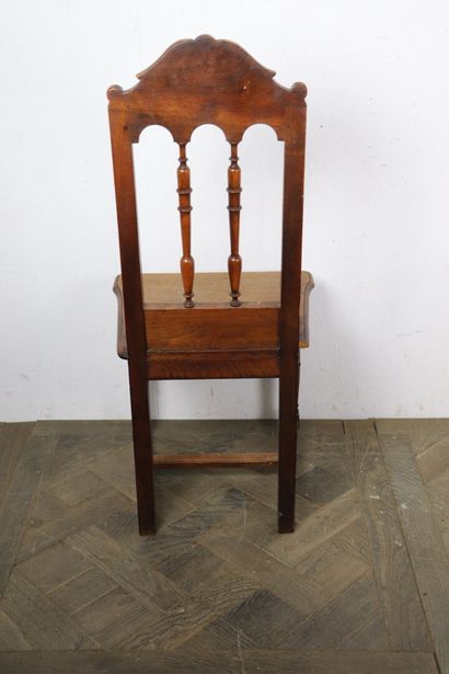 null Suite de sept chaise en bois mouluré et sculpté, à dossier ajouré à fuseaux.

Style...