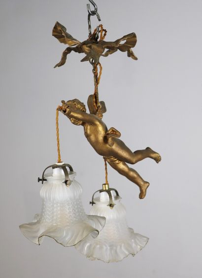 null Lustre en bronze à patine dorée figurant un angelot, retenant deux tulipes en...