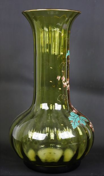 null LEGRAS.

Paire de vases en verre vert à décor émaillé de branchages fleuris.

H_40...