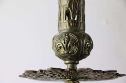 null Paire d'appliques en bronze à quatre lumières de style néogothique.

XIXème...