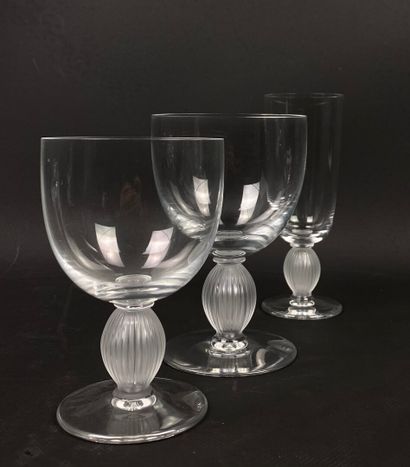 null LALIQUE France, modèle Langeais.

 Service de verres en cristal comprenant :...