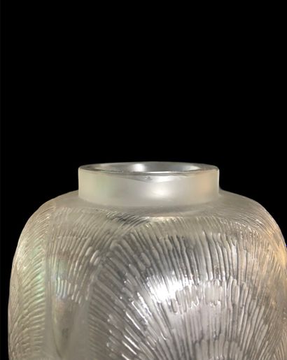 null R. LALIQUE.

Vase coquilles, en verre moulé et pressé. 

Signature moulée (peu...