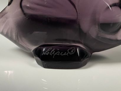 null LALIQUE France. 

Cachet poisson en verre moulé violet.

L_ 5.4 cm