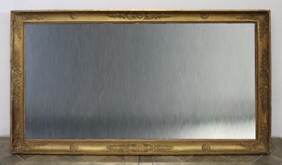 null Important miroir rectangulaire, transformé d'un cadre, en bois doré à décor...