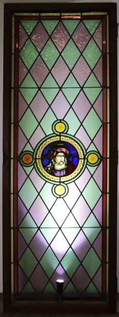 null Suite de cinq vitraux, trois à décor de losanges alternés vert et violet, incluant...