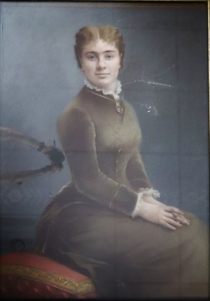 null Hélène CORNEE-VETAULT (1849-1939).

Portrait de femme assise.

Important pastel...