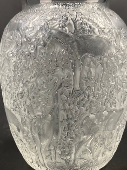 null LALIQUE France. 

Vase modèle "Biches" en verre soufflé-moulé.

Le modèle créé...