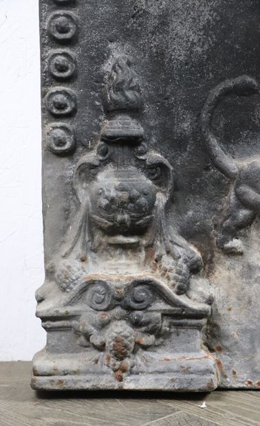 null Plaque de cheminée ancienne en fonte à décor aux lions affrontés et aux pots...
