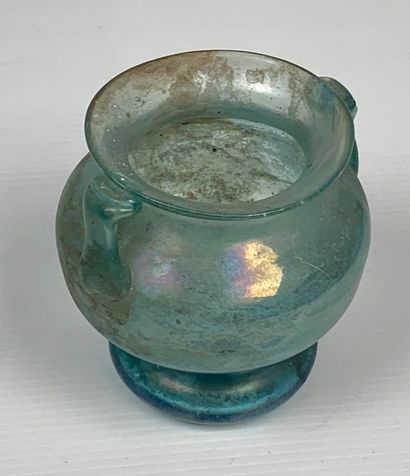 null Pot à deux anses en verre bleu.

Style antique.

H_10 cm D_10 cm