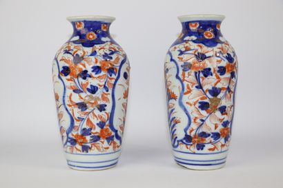  JAPON. 
Paire de vases en porcelaine à décor Imari. 
XIXème siècle. 
H_18 cm, éclat...