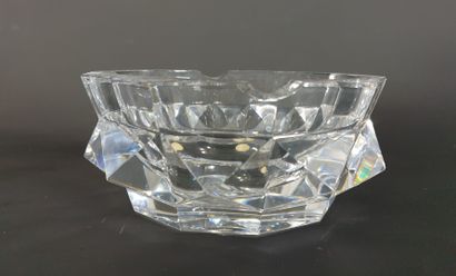 null BACCARAT.

Cendrier en cristal taillé.

Marque au cachet.

H_6,5 cm D_14 cm