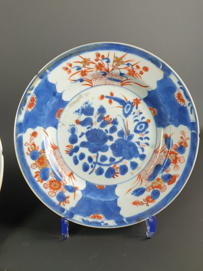  JAPON, XVIIIème siècle. 
Paire d'assiettes en porcelaine et émaux polychromes à...