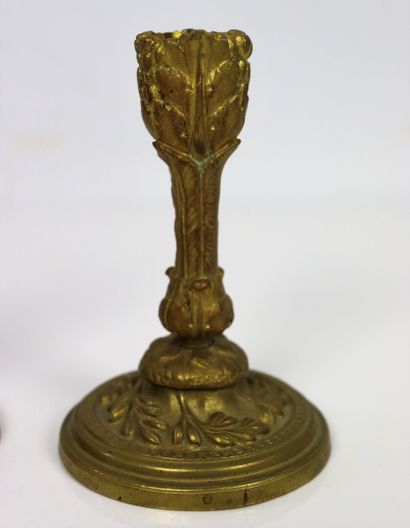 null Paire de bougeoirs de table, en bronze doré à décor naturaliste.

Epoque XIXème...