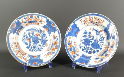 null JAPON, XVIIIème siècle.

Paire d'assiettes en porcelaine et émaux polychromes...