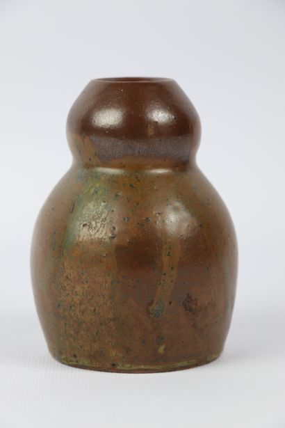 null Albert JACQUES (1882-1946).

Vase bilobé en grès émaillé brun.

Signé au revers.

H_11...