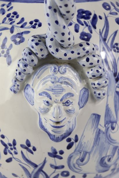null MALICORNE.

Vase de monstre en faience à décor en camaïeu bleu .

H_46.5 cm