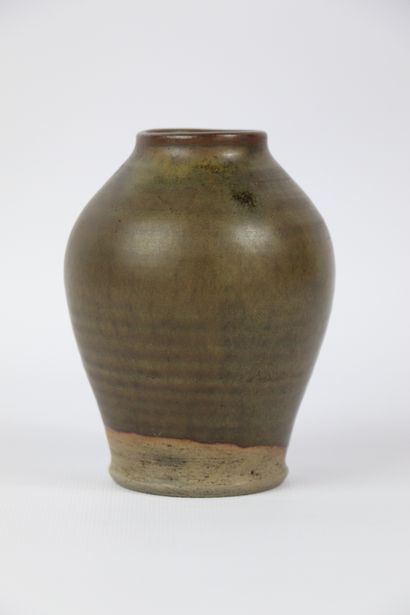 null GEOFFROY (?).

Vase en grès à émail brun.

Signé au revers.

H_12 cm