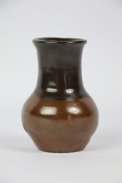 null Eugene LION (1867-1945).

Petit vase en grès émaillé brun et brun foncé.

Signé...