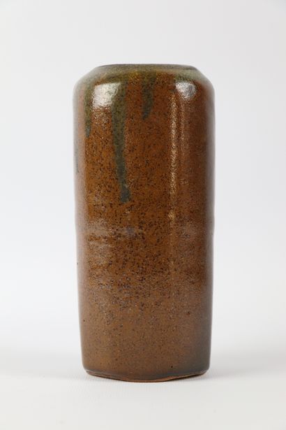 null Colette BIQUAND (1936-2016).

Vase cylindrique à panses aplaties en grès émaillé...