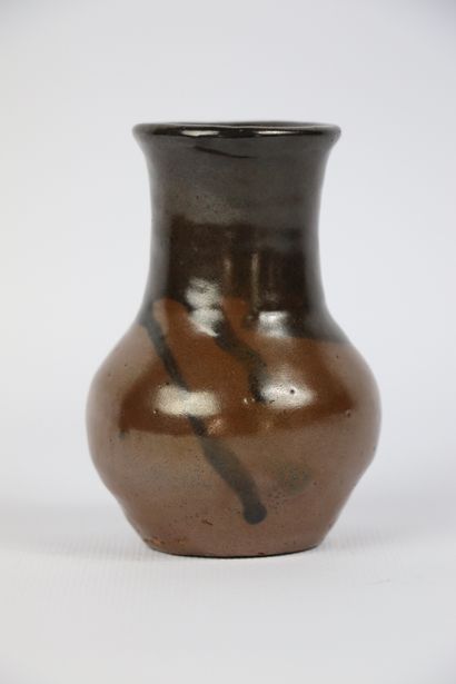 null Eugene LION (1867-1945).

Petit vase en grès émaillé brun et brun foncé.

Signé...