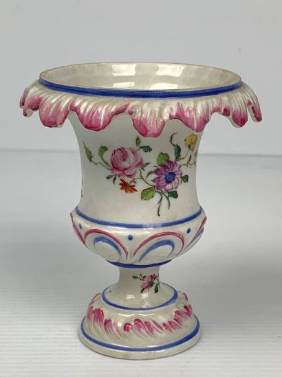 null PARIS.

Ensemble en porcelaine comprenant une corbeille sur piédouche, un vase,...
