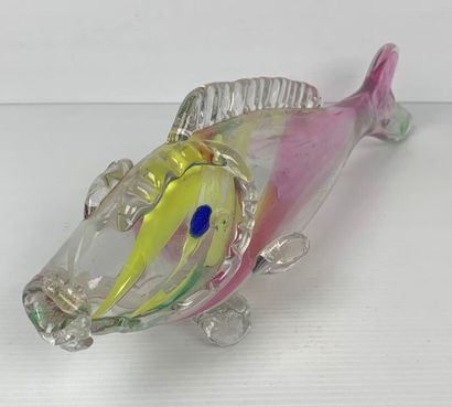 null Ensemble de verreries comprenant un poisson style Clichy, un vase à décor émaillé...