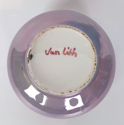 null Jean-Paul VAN LITH (Né en 1940)

Bonbonnière circulaire en porcelaine à décor...