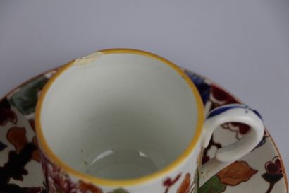 null GIEN.

Ensemble de cinq tasses, cinq sous-tasses et un sucrier en faience à...