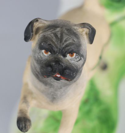 null La maman bouledogue promenant ses petits dans une charrette.

Biscuit polychrome,...