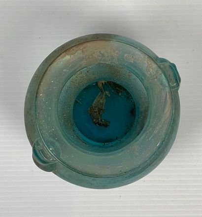 null Pot à deux anses en verre bleu.

Style antique.

H_10 cm D_10 cm