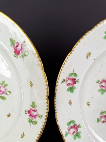 null PARIS, fin du XVIIIème siècle. 

Paire d'assiettes en porcelaine à décor polychrome...
