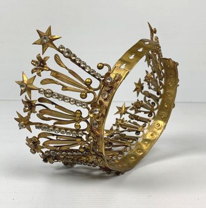 null Demie-couronne de statuaire religieuse en métal doré, ornée de perles et d'étoiles.

H_8...