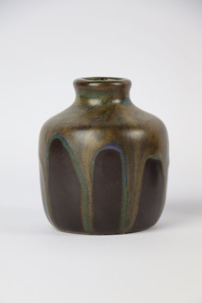 null Léon POINTU (1879-1942).

Deux vases en grès, l'un piriforme à décor moucheté...