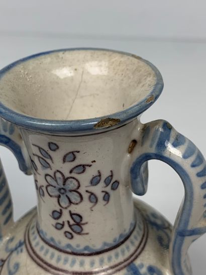 null Lot comprenant une paire de bougeoirs, un vase à deux anses en faience de Nevers...