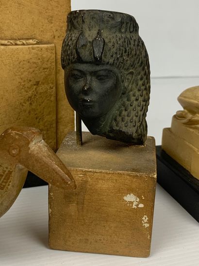  Ensemble de six statuettes dans le style égyptianisant, buste de la Reine Tii, bas...
