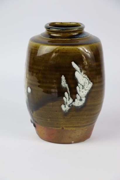 null Martine ROUILLARD (née en 1949).

Vase en grès émaillé blanc et brun.

Signé...