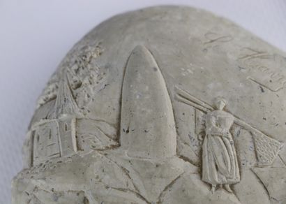 null Caillou en pierre sculptée figurant une pêcheuse, gravé "le Havre".

Vers 1900.

L_10,5...