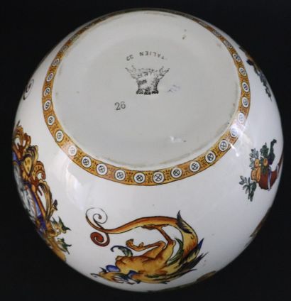 null GIEN.

Vase pansu en faience à décor Renaissance sur fond blanc.

H_18.5 cm...