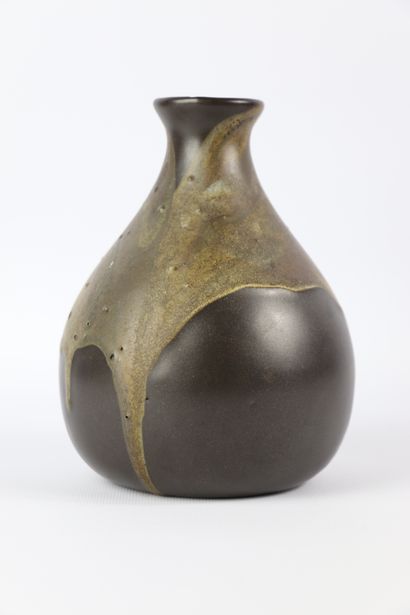 null Léon POINTU (1879-1942).

Vase piriforme à col évasé en grès à coulures beiges...