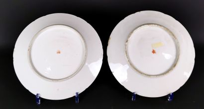 null PARIS, fin du XVIIIème siècle. 

Paire d'assiettes en porcelaine à décor polychrome...