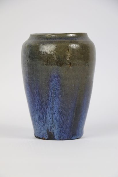 null Eugene LION (1867-1945).

Vase pansu en grès émaillé bleu et brun.

Signé au...