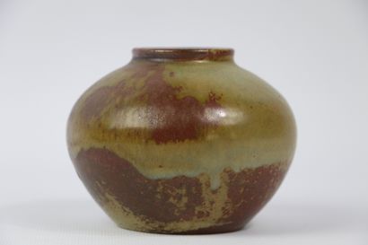 null Roger JACQUES (1920-2001).

Vase boule à col ourlé émaillé brun à coulures beiges.

Signé...