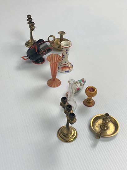 null Ensemble de dix objets miniatures en porcelaine, laiton, métal et verre comprenant...